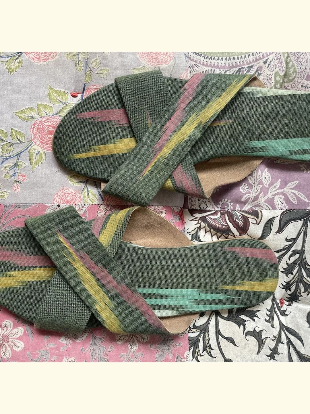 Crisscross slides - Ikat